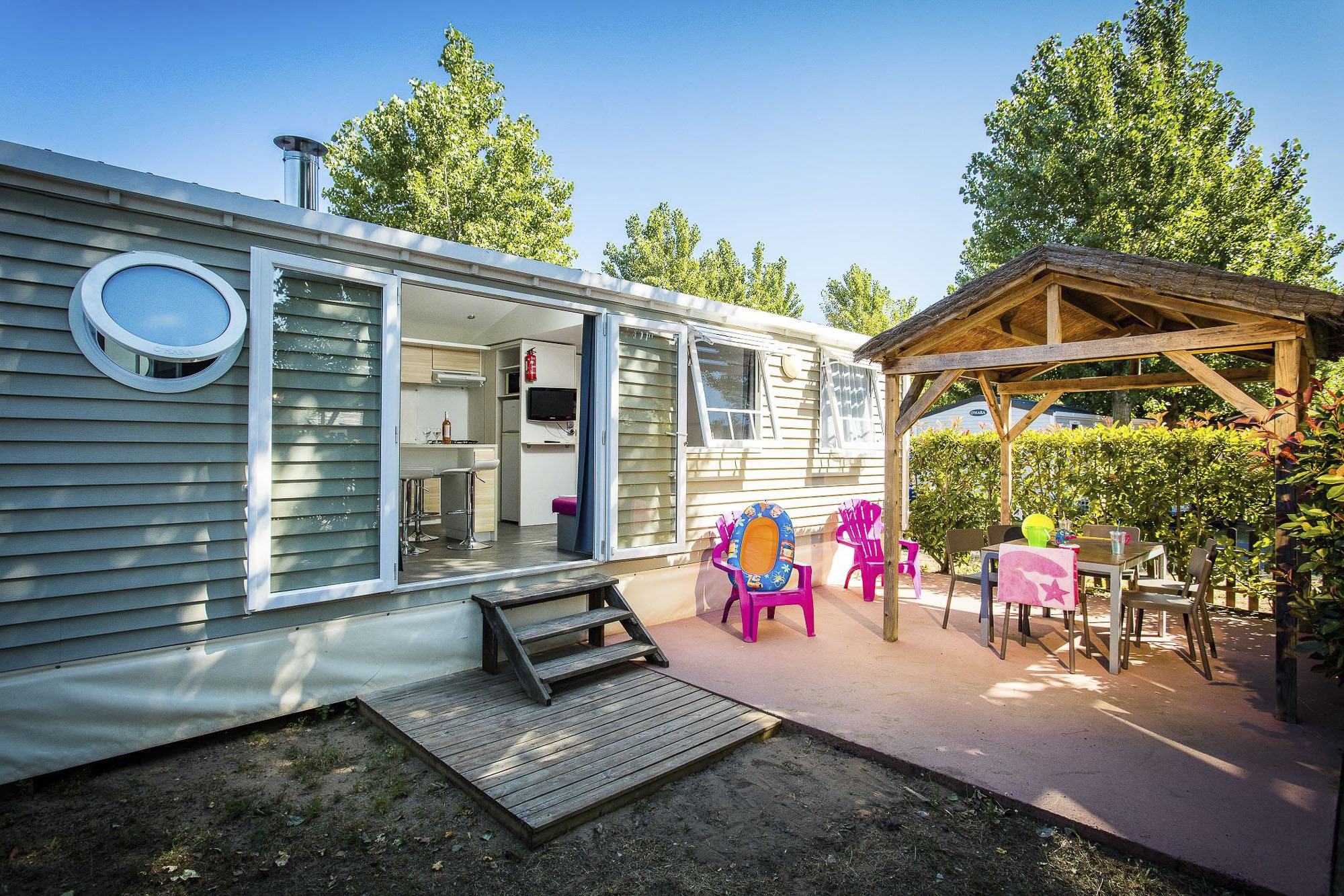 Mobil-home Tiki Hut Prestige terrasse couverte — Camping Californie Plage Vias Plage