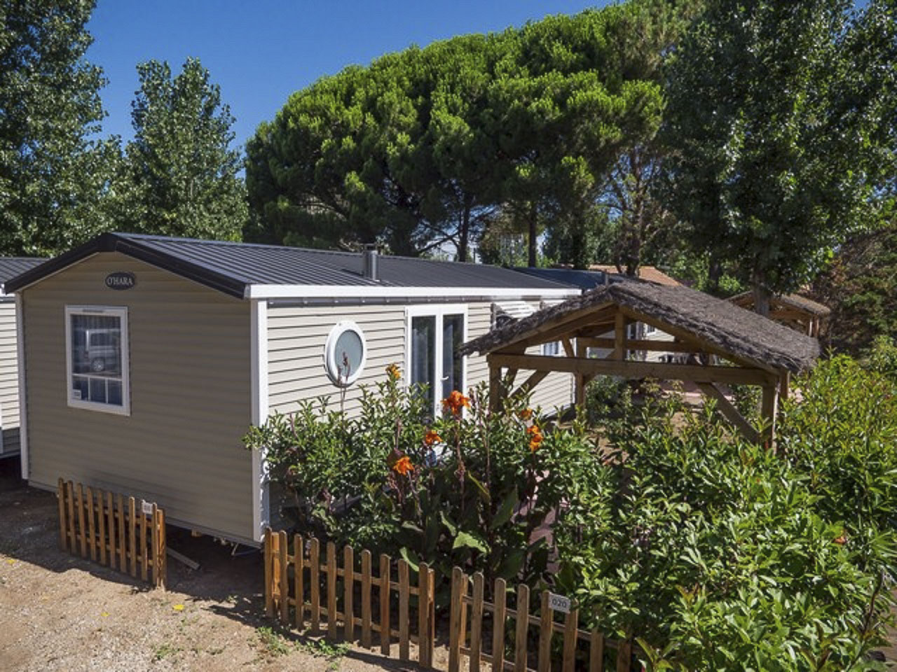 Extérieur Tiki Hut Prestige — Camping Californie Plage