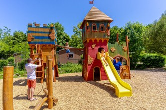 Étang de pêche et accès piscine municipale Camping La Bretèche