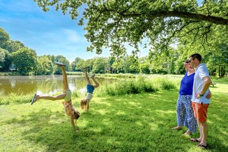 Étang de pêche et accès piscine municipale Camping La Bretèche